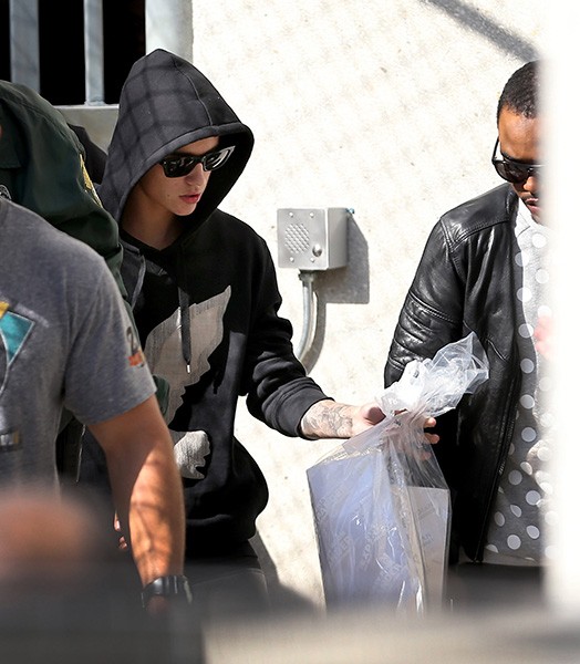 Justin Bieber deixa prisão (Foto: Getty Images/Agência)