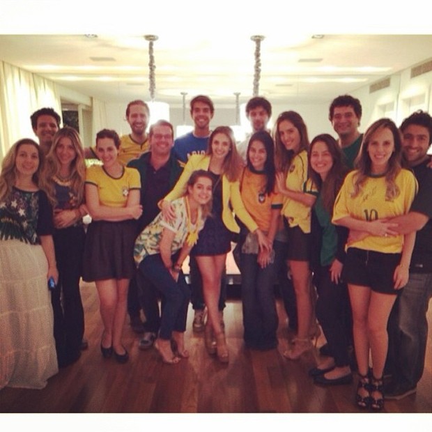 Kaká e Carol Celico (no centro) assistem a jogo do Brasil com amigos (Foto: Instagram/ Reprodução)