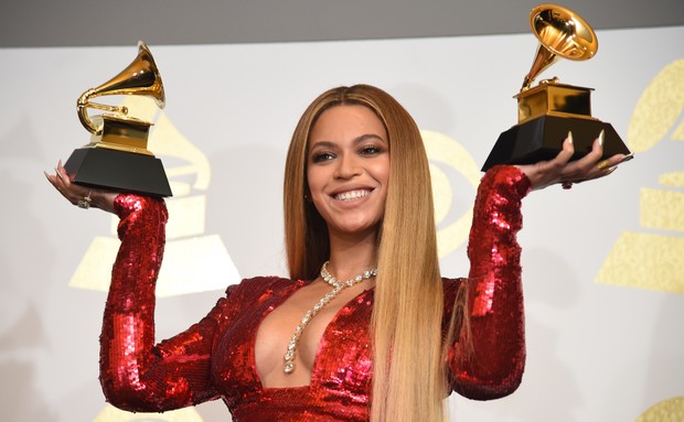 Beyoncé ao ganhar dois Grammys (Foto: Robyn BECK  AFP)