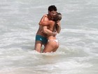 Ex-BBBs Adriana e Rodrigão namoram em praia do Rio