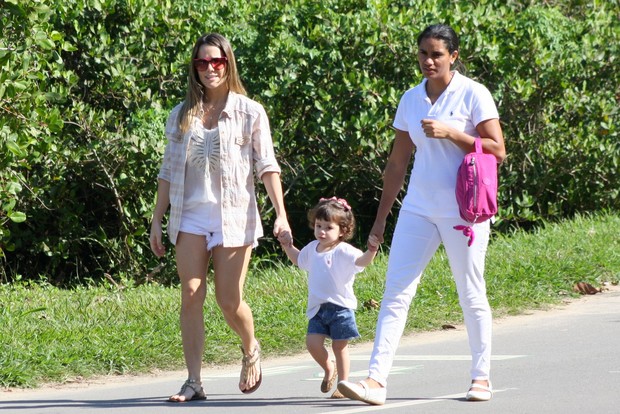 Fernanda Pontes com a filha, Malu, na Lagoa (Foto: JC Pereira / AgNews)
