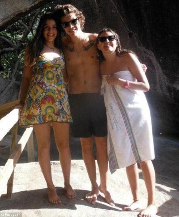 Harry Styles posa com duas meninas (Foto: Reprodução/Facebook)