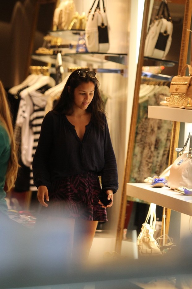 Bruno Gissoni vai as compras com a namorada, Yana Lavigne (Foto: Henrique Oliveira / FotoRioNews)