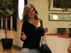 Cristiana Oliveira passeia em shopping e fala com os paparazzi