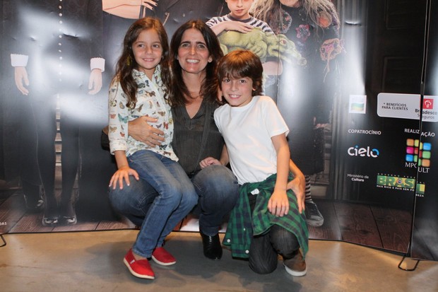 Malu Mader com as sobrinhas no musical "A Família Addams" (Foto: Raphael Mesquita / Foto Rio News)