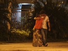 Grávida, Juliana Paes troca beijos com o marido em passeio romântico
