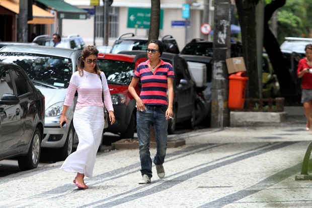 Maria Gadu passeia com amiga no Leblon (Foto: Wallace Barbosa / AgNews)