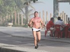Oscar Magrini corre de sunga na orla