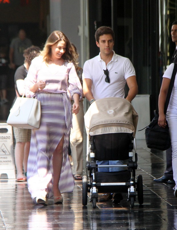Luma Costa passeia com o filho e marido no shopping (Foto: Daniel Delmiro / AgNews)