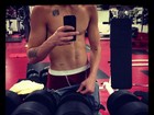 Justin Bieber mostra tanquinho e cueca: 'De volta à academia'