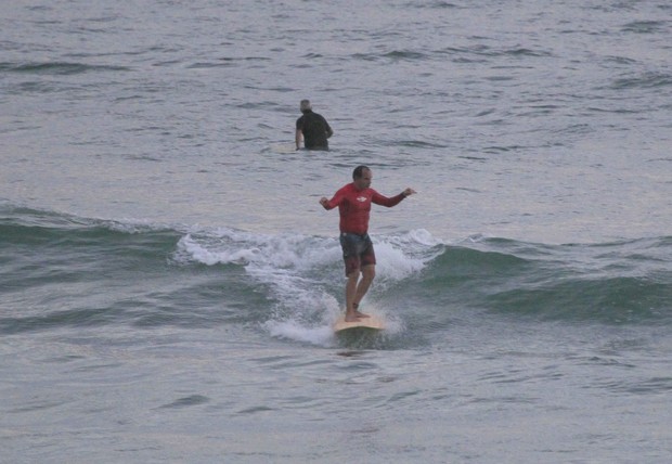 Humberto Martins surfa em praia no RJ (Foto: Delson Silva / Agnews)