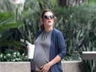 Prestes a dar à luz, Drew Barrymore exibe barrigão em passeio