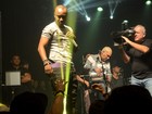 Thiaguinho mostra a cueca e se emociona em show em São Paulo