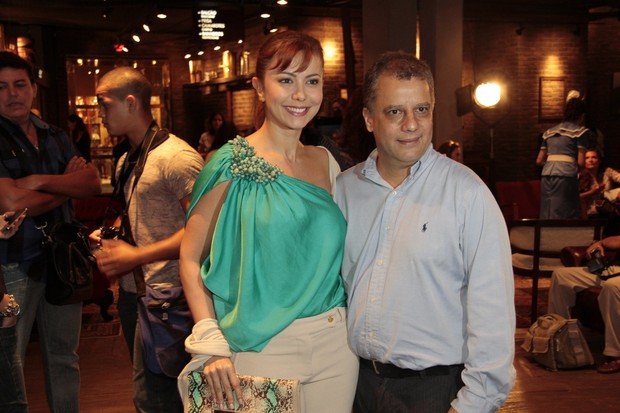 Simone Soares e o marido, Mario Meirelles, na estreia da peça “Herivelto como conheci” (Foto: Isac luz / EGO)