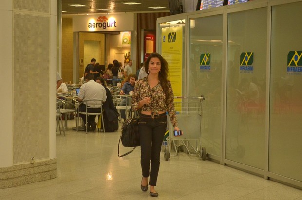 Laryssa Dias embarca no aeroporto Santos Dumont (Foto: William Oda/Fotorio News)