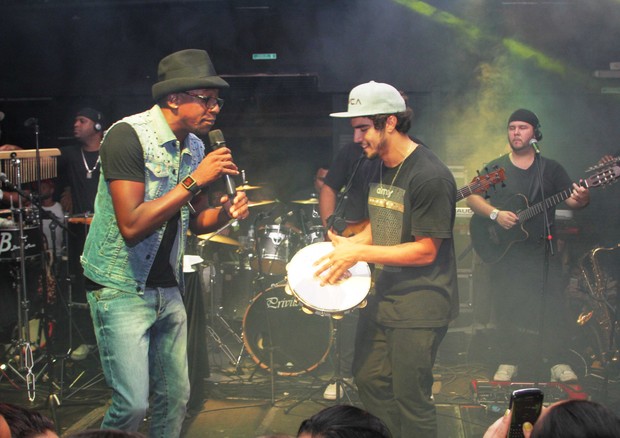 Caio Castro toca um instrumento no palco (Foto: Thiago Duran/AgNews)