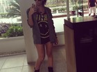 De shortinho e óculos escuros, Anitta posta foto em rede social