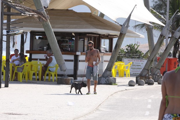 Paulo Vilhena passeia na orla com o cachorro (Foto: Fábio Martins / AgNews)