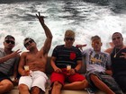 Neymar passeia com os amigos: 'A caminho do paraíso'