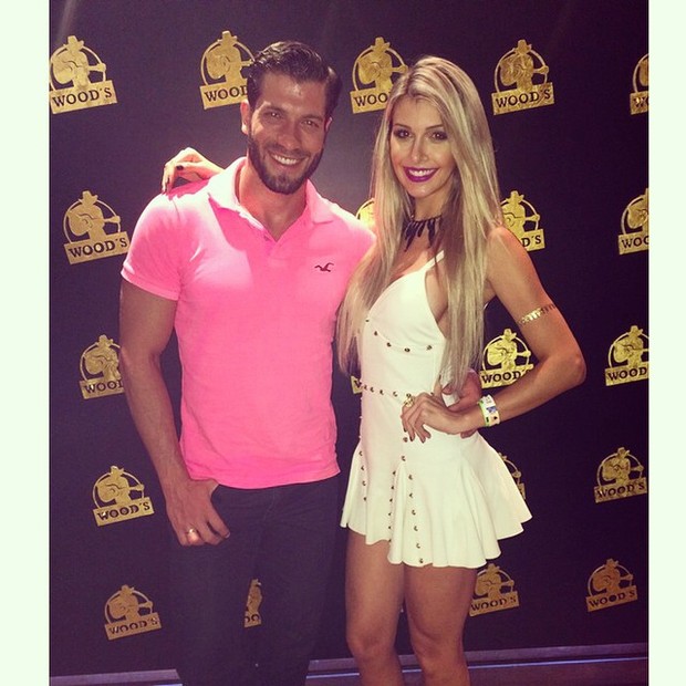 Ex-BBBs Tatiele Polyana e Roni mazon em show em Balneário Camboriú, em Santa Catarina (Foto: Instagram/ Reprodução)