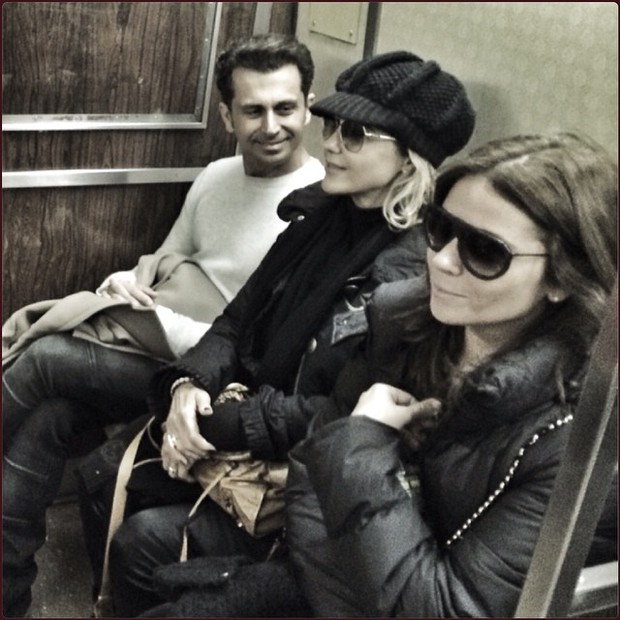 Guilhermina Guinle e Giovanna Antonelli andam de metrô ao lado de Leonardo Antonelli, marido e irmão das duas, respectivamente (Foto: Instagram)