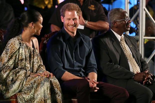 Rihanna, príncipe Harry e o primeiro ministro Freundel Stuart (Foto: REUTERS/Adrees Latif)