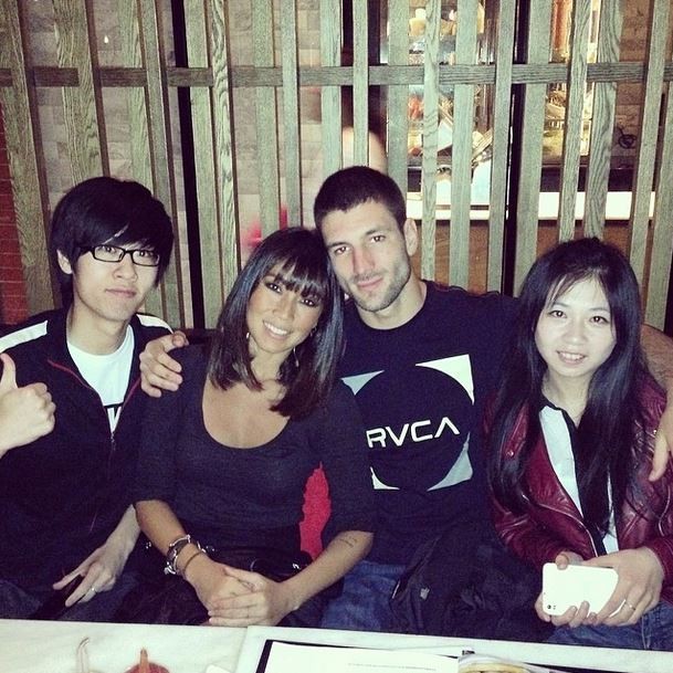 Daniele Suzuki janta com namorado e amigos chineses (Foto: Instagram/Reprodução)