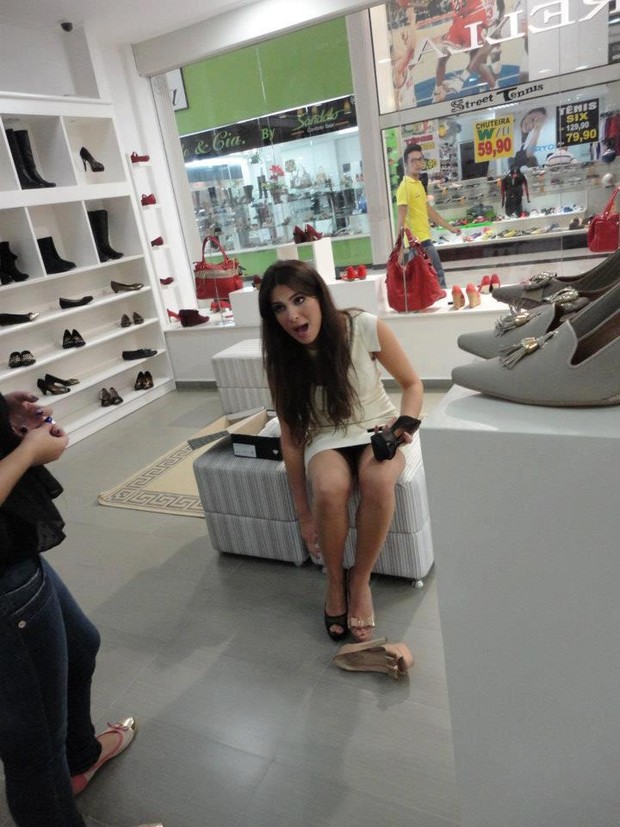 Ex-BBBs Elieser e Kamila fazendo compras  (Foto: Reprodução / Facebook)