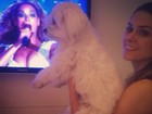 Fernanda Machado assiste ao show de Beyoncé em casa e com cachorro