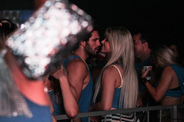 Julia beija moreno e Salvador (Foto: Marcelo Brammer/ Ag. News)