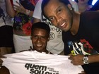 Ronaldinho Gaúcho joga presente para fã e o convida para camarote