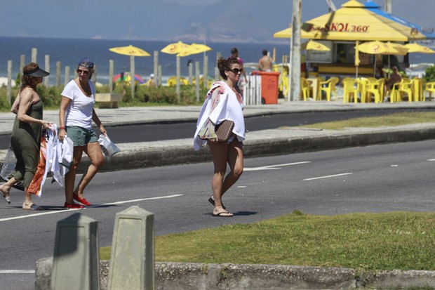 Giovanna Antonelli na praia da Barra da Tijuca, RJ (Foto: Dilson Silva / Agnews)