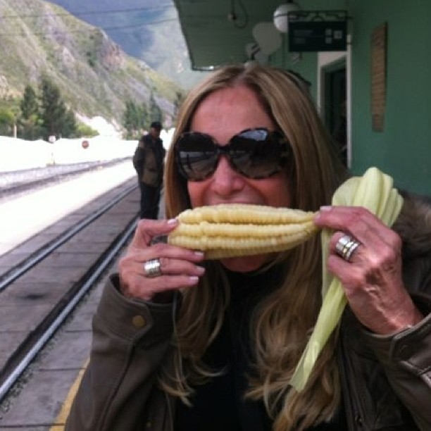 Susana Vieira comendo milho (Foto: Reprodução_Instagram)