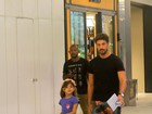 Cauã Reymond passeia com a filha em shopping no Rio 