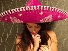 Laura Keller sensualiza de topless e garrafa de tequila