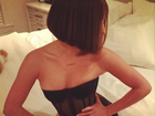 Lea Michele posa sensual de corpete, meias até a altura das coxas e peruca
