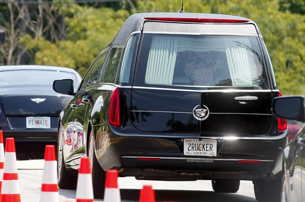 Carro leva caixão de Bobbi Kristina de funeral (Foto: REUTERS/Tami Chappell TPX IMAGES OF THE DAY)