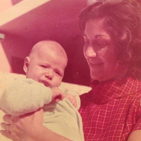 O cantor Chorão com a mãe em foto postada por Sônia Abração (Foto: Instagram/ Reprodução)