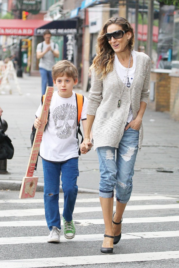  Sarah Jessica Parker leva filho James à escola - X17  (Foto: T/X17online.com)