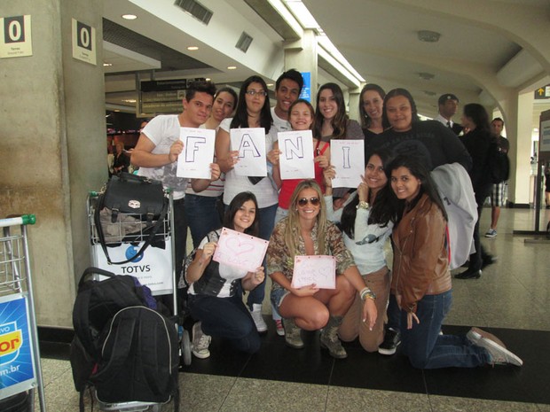 Fani em estilo militar no aeroporto (Foto: Divulgação)