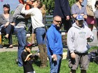 Gisele Bündchen vai ao parque com Tom Brady e filho