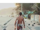 Juliano Cazarré exibe costas musculosas após manhã de surfe