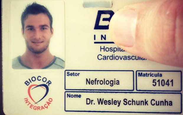 Ex-BBB Wesley Schunk posta foto na redede seu crachá de médico (Foto: Reprodução/Twitter)