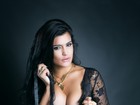 Camila Vernaglia posa sexy e de topless após perder dez quilos