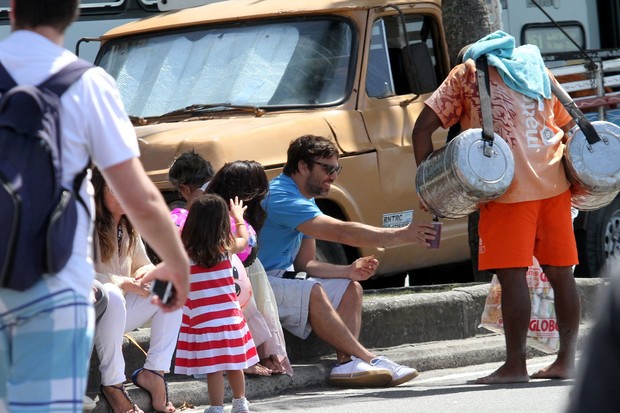 Marcelo Faria e esposa passeando no Leblon, RJ (Foto: Wallace Barbosa/AgNews)