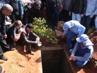 Cristiano Araújo é enterrado sob forte emoção em Goiânia
