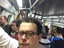 Fernando Rocha tira foto dentro de transporte público lotado