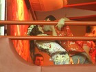 Megan Fox é agarrada pelo marido em camarote na Sapucaí