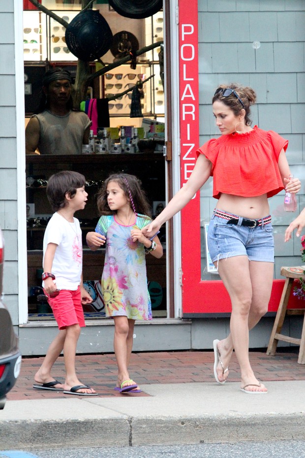 Jennifer Lopez e os filhos, Maximilian David e Emme Maribel, em Nova York, nos Estados Unidos (Foto: Grosby Group/ Agência)