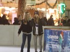 Cara Delevingne patina no gelo com Georgia May Jagger e amigos